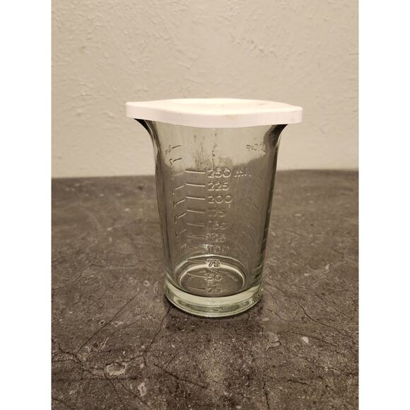 Anchor Hocking 8-Ounce Triple Pour Measuring Cup, Clear, Set of 1 - Picture 3 of 6